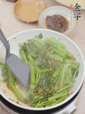 下空心菜炒軟。