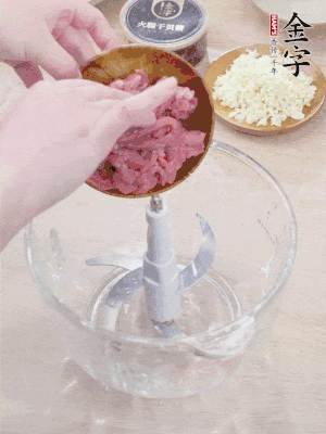 牛肉攪成牛肉泥。