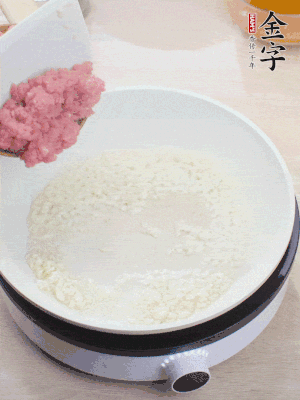 鍋內(nèi)熱油，蒜泥、牛肉泥炒至酥香。