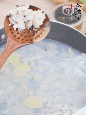 沸水下花蛤肉、姜片、料酒焯水。