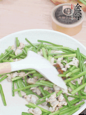 再下花蛤肉、1勺金字火腿干貝醬翻炒攪勻。