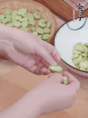 蠶豆剝殼，去掉豆衣，切碎。