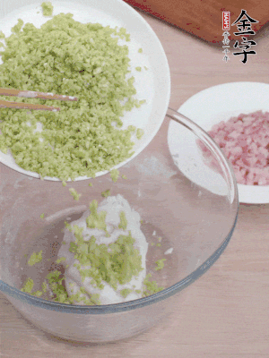 糯米粉邊揉邊加水，成團(tuán)后揉進(jìn)蠶豆、咸肉。