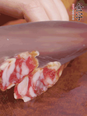 金字香腸斜切成大片。