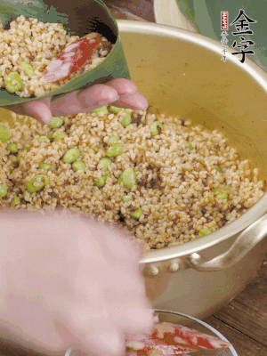 兩片粽葉1/2處葉尾相疊，中間卷成圓錐后裝入餡料。