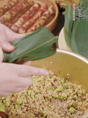 粽葉往下折，完全蓋住，兩側(cè)捏緊。