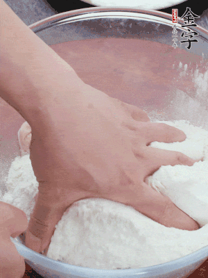 新鮮豬肚以面粉擦洗抓勻。