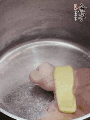 撈出洗凈后，加蔥姜、黃酒二遍焯水。