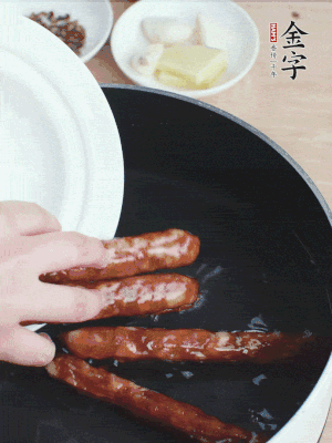 金字香腸水煮15分鐘，撈出切薄片。