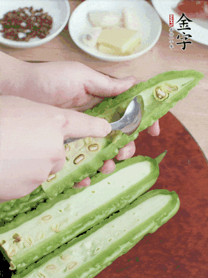 苦瓜去籽切薄片，一點(diǎn)鹽拌勻，10分鐘后沖洗控干。香蔥切蔥花、姜切末、蒜拍碎、干辣椒切圈。