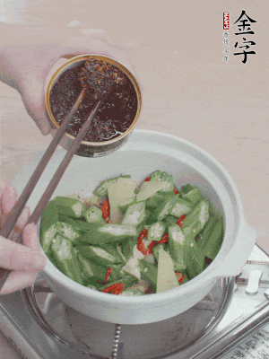 加1勺金字火腿干貝醬、1/2勺生抽攪拌均勻。