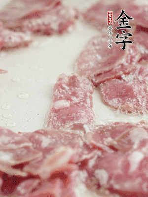 炒鍋熱油，下培根火腿煸炒。