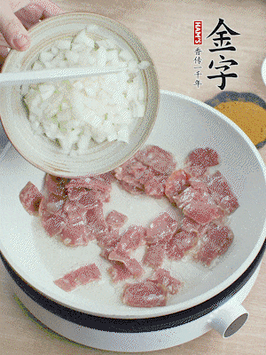 依次下洋蔥、紅菜椒、豌豆粒、玉米粒翻炒均勻。