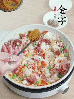 1勺咖喱粉、1/2勺鹽，少許黑胡椒碎炒均。