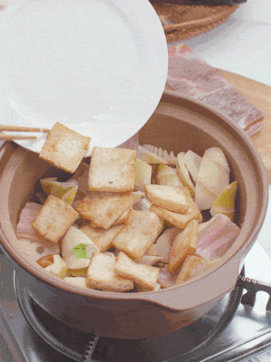 依次下春筍、豆腐，開水沒過食材。