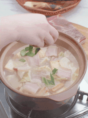 一小撮鹽、糖、雞精調(diào)味，最后撒點蒜葉點綴。