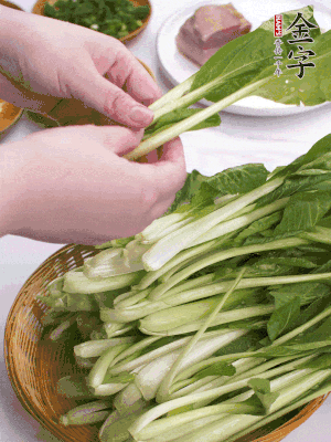 小青菜掰成一片片。