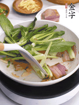 下小青菜翻炒，菜梆子變軟時，撒一點鹽、雞精調(diào)味。