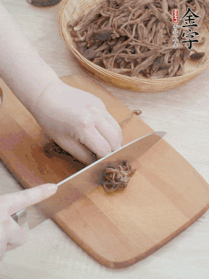 干茶樹菇浸泡過夜，去老根焯水，擠干水份。