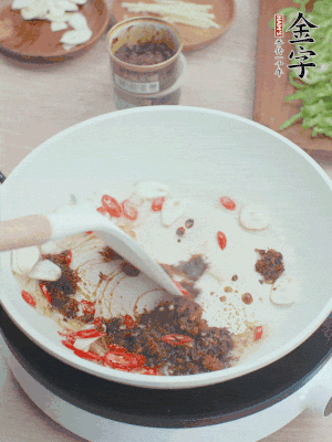 熱鍋涼油，姜蒜、辣椒、金字火腿xo醬炒香。