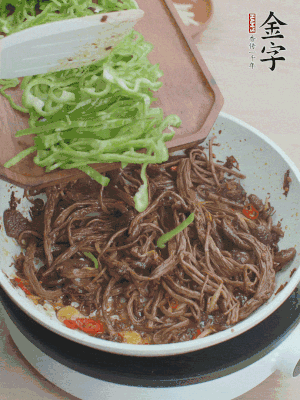 水分煸干，下青椒絲快炒1分鐘。