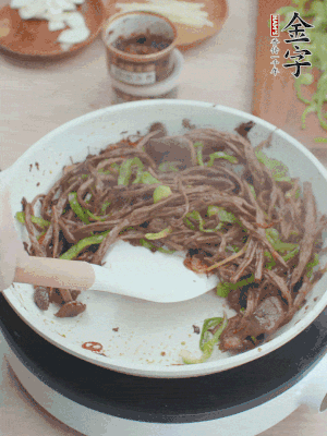 少許鹽調(diào)味。