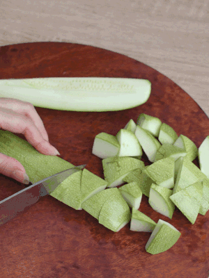 西葫蘆去籽縱向切成4份，斜切成厚片。