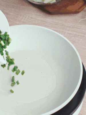 熱油下臘肉、蔥花煸炒，再下西葫蘆。