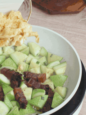 雞蛋一起翻炒。