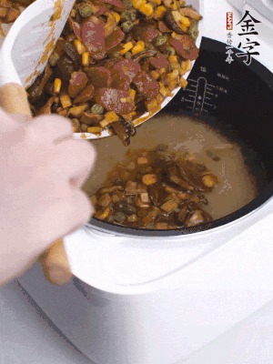 鋪在洗好的大米上，加清水，與食材持平。