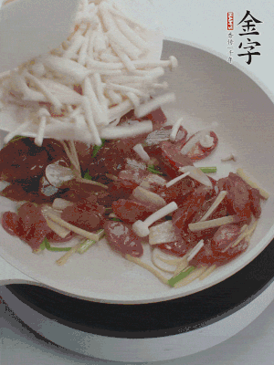 放白玉菇、青紅辣椒、雞蛋。