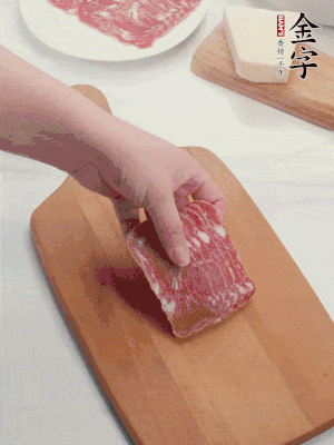 金字培根火腿改刀切小片；白洋蔥切??；新鮮豌豆剝殼。