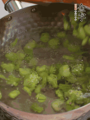 鍋中水沸，放一撮鹽，下蠶豆豆瓣焯3分鐘，下百合，3秒撈出，一起撈出瀝水。