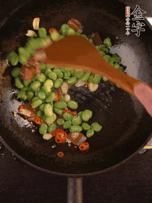 再下蠶豆煸炒，加1勺料酒調(diào)味。
