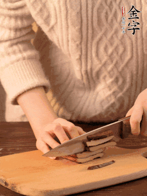 金字淡咸肉、香干分別切丁。