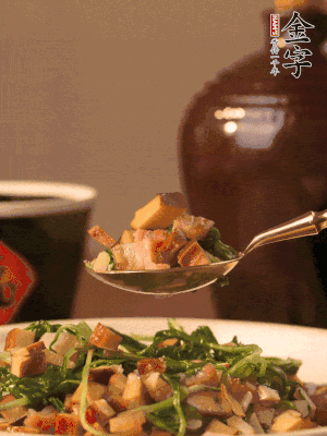 出鍋前嘗味，味淡加點(diǎn)鹽。