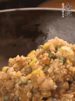 再下糯米，1勺蠔油、2勺生抽調(diào)味翻炒均勻。