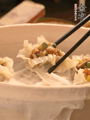 包好的燒賣放在蒸籠上，水開后蒸8分鐘左右。