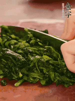 洗凈的菠菜加鹽焯水，撈出晾涼后攥干切碎。胡蘿卜切細(xì)絲。金字烤腸切園片。