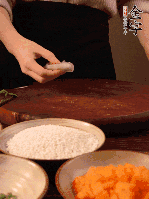 胡蘿卜去皮切丁。蝦仁切小塊。糯米提前浸泡半天。