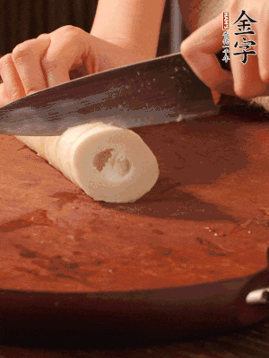 春筍去殼切滾刀塊，焯水備用。