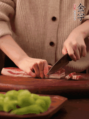 金字淡咸肉切片，冷水入鍋，加姜片、料酒略焯水。同步，五花肉切塊焯水。