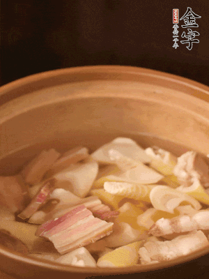 春筍、咸肉、咸肉一起入砂鍋，加姜片、料酒、清水大火煮沸到湯色變白。轉(zhuǎn)小火慢篤半小時(shí)。