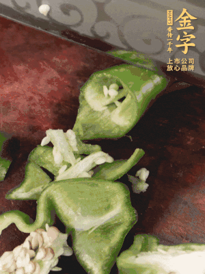 辣椒洗凈斜切成段，蒜切片。