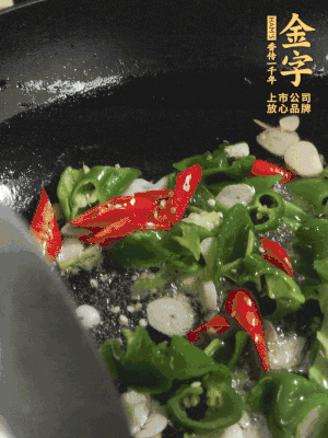 起鍋燒油，加辣椒、蒜片大火翻炒出香味。