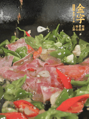 再下蒸炒火腿煸炒，加少許白糖提鮮。