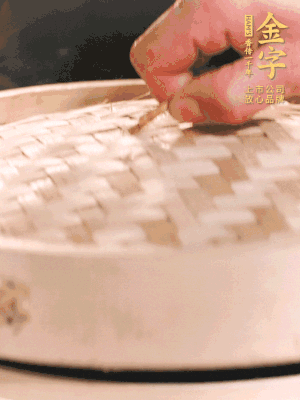 醬鴨半只加姜片、蔥、黃酒上鍋蒸20分鐘。