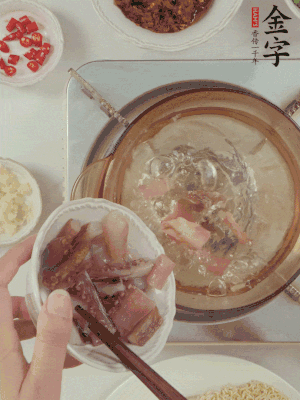 魷魚熱水下鍋，焯水備用。