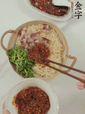 在面上鋪魷魚、香菜、金字火腿大師醬。