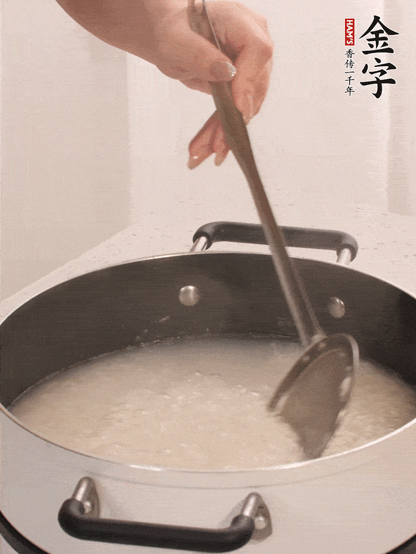 香菇、土豆、胡蘿卜、金字土香腸切小塊。